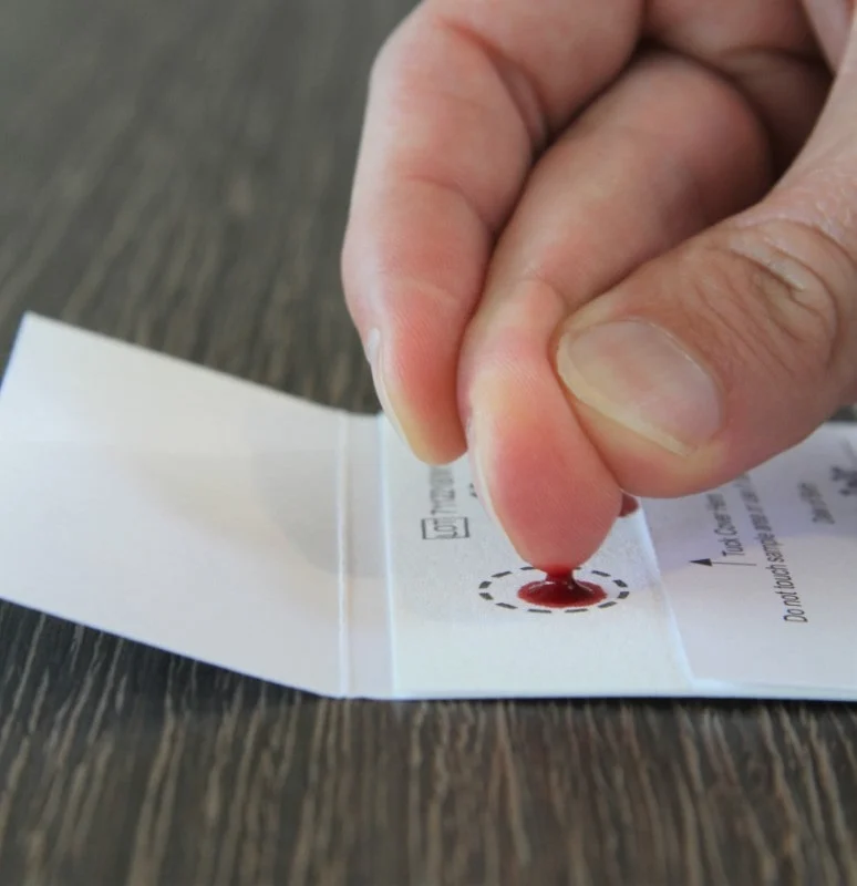 Effectuez votre test oméga 3 chez vous par une piqûre au doigt sur la carte de prélèvement